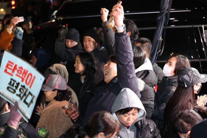 윤석열 대통령이 국회 계엄해제령 관련해 담화문을 발표한 가운데 4일 새벽 서울 여의도 국회 인근에서 시민들이 기뻐하고 있다. 뉴시스