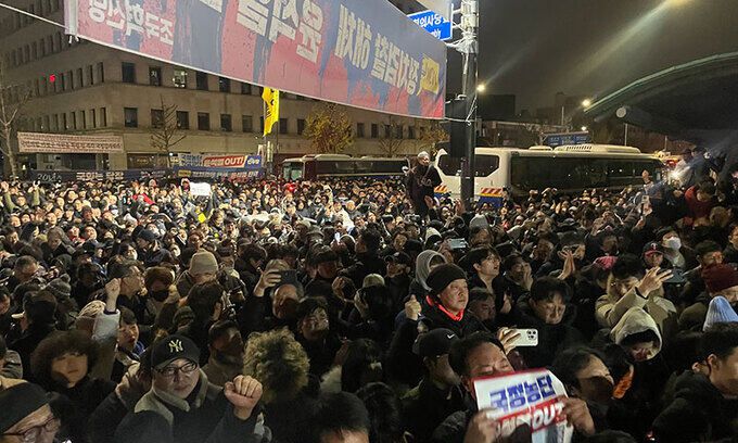 4일 오전 12시30분 서울 여의도 국회 정문 앞에서 시민들이 “계엄 철폐” 구호를 외치고 있다. 이예림 기자