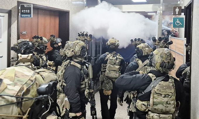 윤석열 대통령이 지난 3일 저녁 비상계엄을 선포한 가운데 4일 밤 서울 국회의사당에서 계엄군이 국회 본청으로 진입하고 있다. 연합뉴스