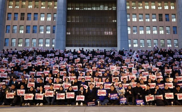 시민 700여명이 4일 오후 7시쯤 서울 여의도 국회 본관 앞에서 열린 윤석열 대통령 탄핵 촉구 범국민 촛불문화제에 참석했다. 연합뉴스