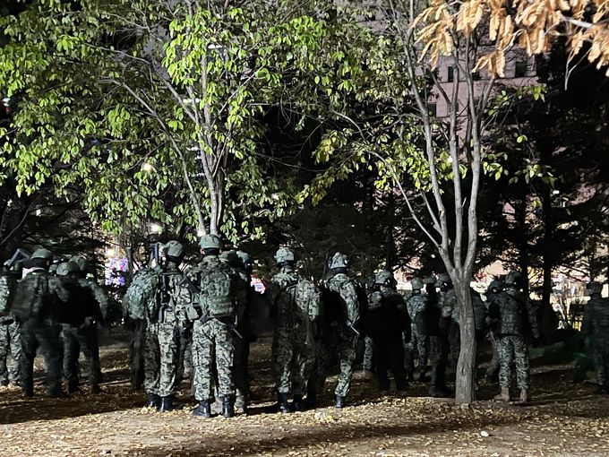 4일 새벽 서울 여의도 국회의사당에 무장한 계엄군이 경내에 대기하고 있다. 연합뉴스