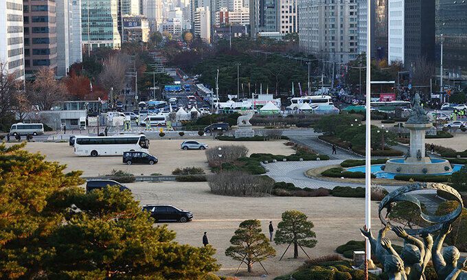 6일 오후 서울 여의도 국회 잔디광장에 헬기 착륙 방지를 위해 대형 버스 등 차량들이 배치되고 있다. 뉴스1