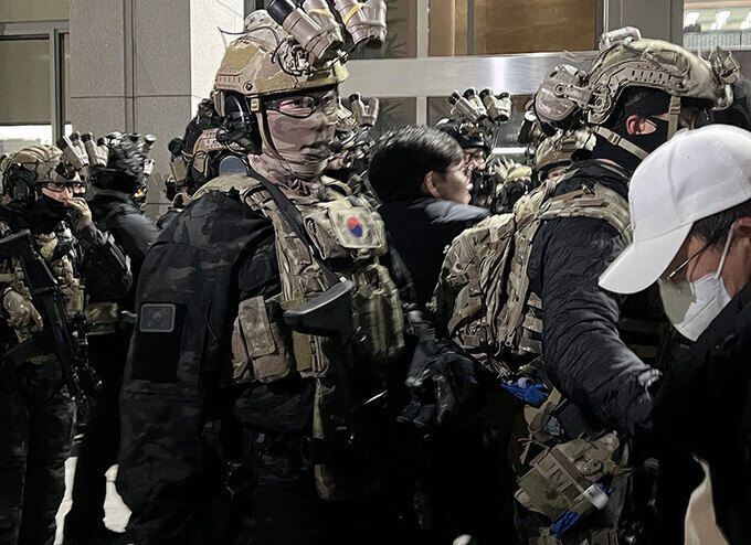 윤석열 대통령이 비상계엄을 선포한 가운데 4일 새벽 서울 여의도 국회의사당에 무장한 계엄군이 진입을 시도하고 있다. 연합뉴스