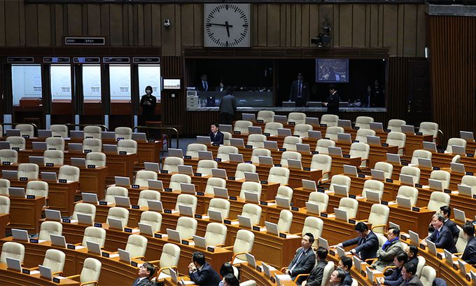 안철수 국민의힘 의원이 7일 서울 여의도 국회에서 열린 제418회국회(정기회) 제17차 본회의에서 윤석열 대통령탄핵소추안이 상정되고 홀로 자리를 지키고 있다. 뉴시스