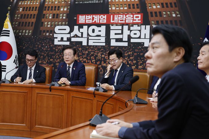 이재명 더불어민주당 대표가 7일 오전 서울 여의도 국회에서 윤석열 대통령의 대국민 담화 직후 내외신 기자간담회를 하고 있다. 뉴스1