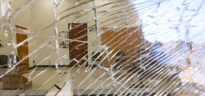 윤석열 대통령이 비상계엄령을 선포한 다음 날인 4일 서울 여의도 국회 유리창이 계엄군의 진입 시도로 깨져 있다. 최상수 기자