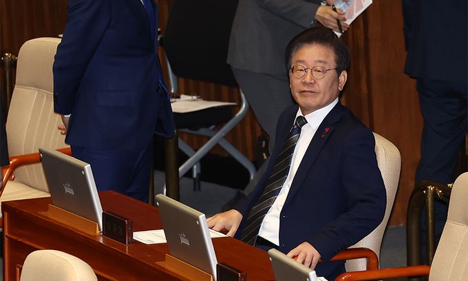 이재명 더불어민주당 대표가 7일 서울 여의도 국회에서 열린 제418회국회(정기회) 제17차 본회의에 참석해 회의 시작을 기다리고 있다. 뉴스1