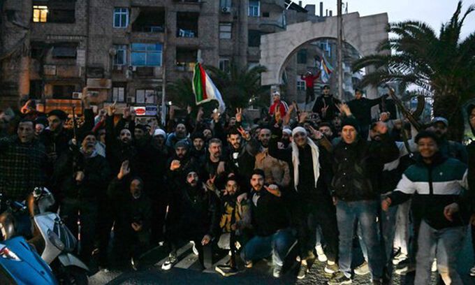 8일(현지시간) 시리아 반군이 점령한 수도 다마스쿠스 거리에 주민들이 나와 환호하고 있다. AFP연합뉴스