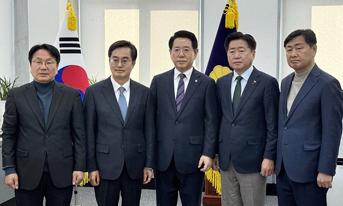 더불어민주당 소속 광역단체장인 강기정(왼쪽부터) 광주광역시장, 김동연 경기도지사, 김영록 전남도지사, 오영훈 제주도지사, 김관영 전북도지사가 지난 4일 서울 여의도 국회에서 계엄령 선포 관련 윤석열 대통령의 퇴진을 촉구하는 공동선언 기자회견을 하고 있다. 더불어민주당 제공