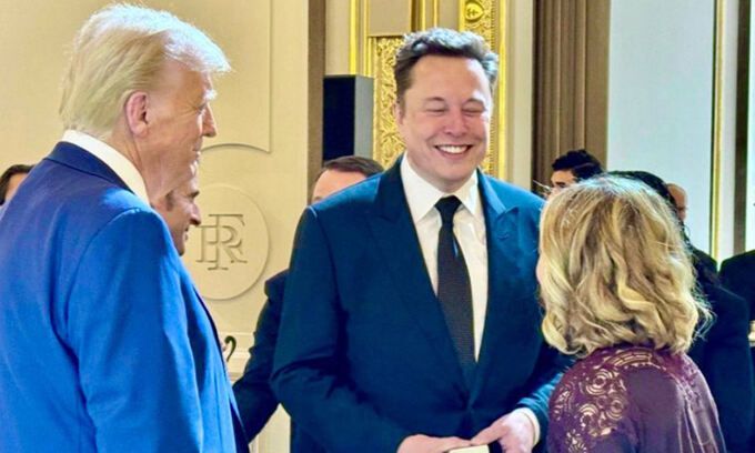 7일(현지시간) 프랑스 파리 엘리제궁에서 만난 도널드 트럼프 미국 대통령 당선인(왼쪽부터), 일론 머스크 테슬라 CEO, 조르자 멜로니 이탈리아 총리가 담소를 나누고 있다. 멜로니 총리 SNS 캡처
