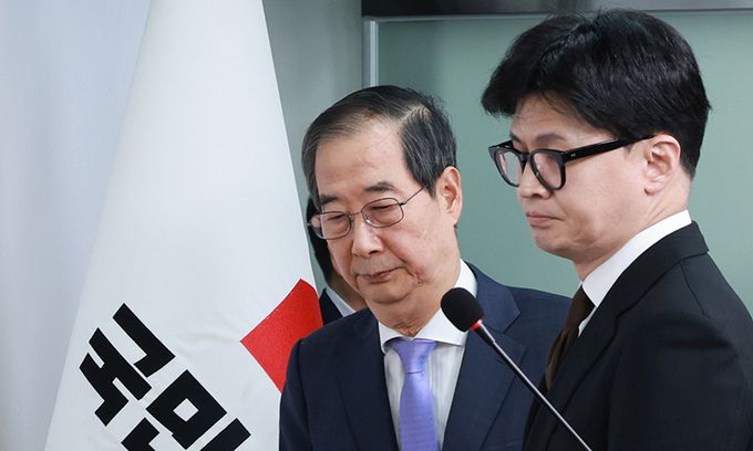 한덕수 국무총리와 국민의힘 한동훈 대표가 8일 오전 서울 여의도 국민의힘 당사에서 국정 수습 방안을 담은 공동 담화문을 발표하기 위해 회견장으로 들어서고 있다.연합뉴스