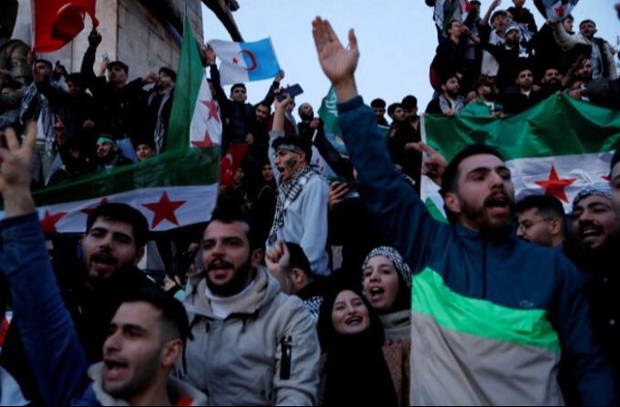 튀르키예 이스탄불에 거주하는 시리아 국민들이 8일(현지시간) 시리아 바샤르 알 아사드 독재 정권의 붕괴 소식에 국기를 흔들며 환호하고 있다. 로이터연합뉴스
