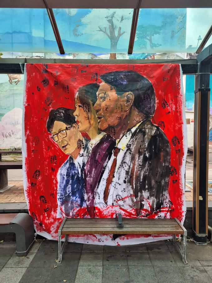 9일 오전 제주시청 버스 정류장에 비상계엄 사태와 윤석열 대통령, 김건희 여사, 한동훈 국민의힘 대표 등을 풍자하는 제주지역 청년작가들의 풍자화가 걸려있다. 뉴스1