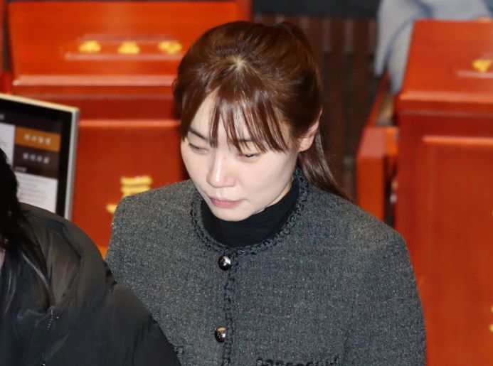 김예지 국민의힘 의원이 7일 오후 서울 여의도 국회에서 열린 본회의에서 윤석열 대통령 탄핵소추안 투표를 마친 뒤 본회의장을 나가고 있다. 뉴스1