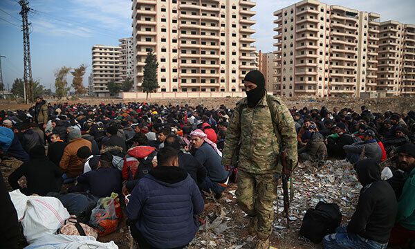 감시 받는 정부군 시리아 반군이 수도 다마스쿠스를 장악하고 바샤르 알아사드 독재 정권을 축출한 8일(현지시간) 시리아에서 세 번째로 큰 도시인 홈스의 한 광장에 시리아를 빠져나가려다 붙잡힌 정부군이 무릎을 꿇고 반군의 감시를 받고 있다.홈스=EPA연합뉴스
