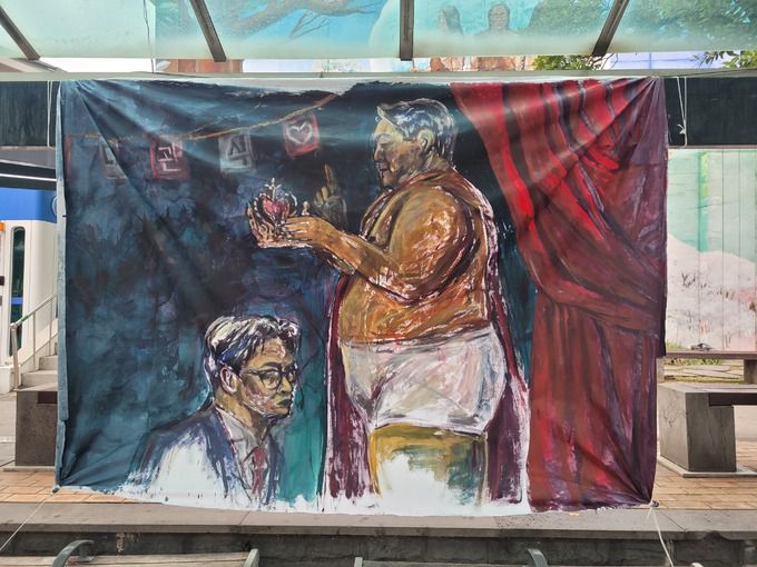 9일 오전 제주시청 버스 정류장에 비상계엄 사태와 윤석열 대통령, 김건희 여사, 한동훈 국민의힘 대표 등을 풍자하는 제주지역 청년작가들의 풍자화가 걸려있다. 뉴스1