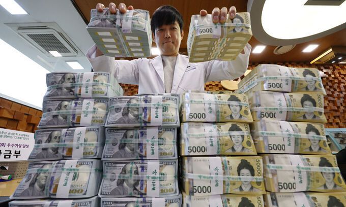 지난달 13일 서울 중구 하나은행 위·변조 대응센터에서 직원이 달러를 정리하고 있다. 연합뉴스