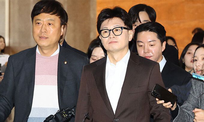 연일 내홍 국민의힘 한동훈 대표(가운데)가 10일 국회에서 열린 비상의원총회에 참석하며 기자들 질문에 답하고 있다. 한 대표는 중진 의원들이 회의를 통해 ‘원조 친윤(친윤석열)’ 권성동 의원을 차기 원내대표로 추대하기로 의견을 모은 데 대해 “적절하지 않다”고 말했다. 남제현 선임기자