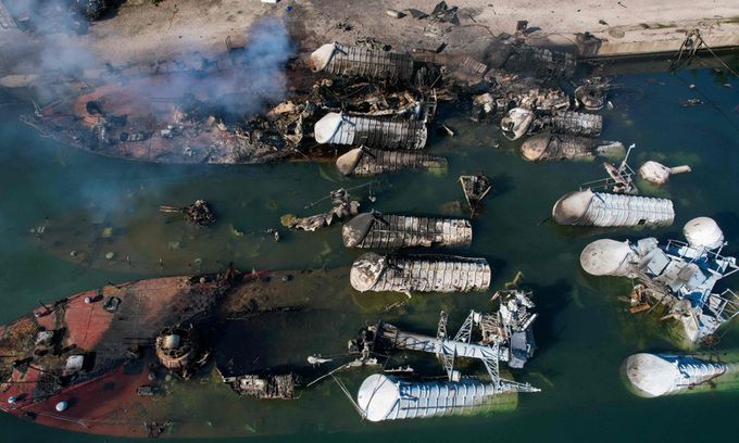처참하게 파괴된 시리아 해군 함정 10일(현지시간) 시리아 라타키아항에 정박한 해군 함정들이 이스라엘군 공습으로 처참히 파괴돼 있다. 이스라엘군은 이날 시리아 내 해군기지 2곳을 공격해 함정 15척과 미사일 수십 기를 파괴했다. 라타키아=AFP연합뉴스