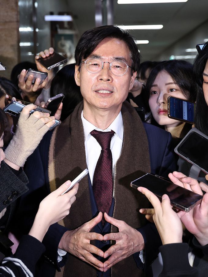 조경태 국민의힘 의원이 10일 오전 서울 여의도 국회에서 열린 중진회의를 마친 후 취재진의 질문에 답하고 있다. 뉴스1