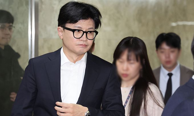 한동훈 국민의힘 대표가 지난 12일 서울 여의도 국회에서 열린 비공개 의원총회를 마치고 당대표실로 이동하고 있다.