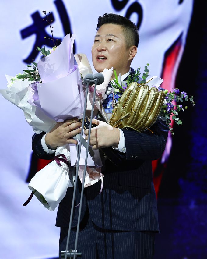 13일 서울 강남구 코엑스 오디토리움에서 열린 2024 신한 SOL뱅크 KBO 골든글러브 시상식에서 KIA 타이거즈 최형우가 지명타자 부문에서 수상한 뒤 소감을 밝히고 있다. 최형우는 40세 11개월 27일의 나이로 황금장갑을 거머쥐며 이대호(전 롯데 자이언츠)가 2022년에 세웠던 최고령 수상기록(40세 5개월 18일)을 2년 만에 깼다. 연합뉴스