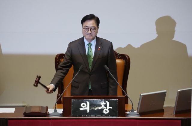 우원식 국회의장이 14일 오후 국회 본회의를 개의하며 의사봉을 두드리고 있다. 연합뉴스