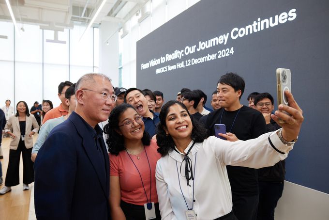 12일(현지시간) 싱가포르의 현대차그룹 싱가포르 글로벌 혁신센터에서 정의선 현대차그룹 회장(왼쪽 첫번째)이 타운홀미팅이 끝난 후 직원들과 셀피를 촬영하고 있다. 현대차그룹 회장