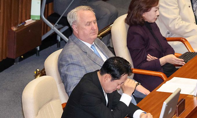 장동혁(왼쪽 첫번째) 국민의힘 최고위원이 14일 서울 여의도 국회에서 열린 제419회국회(임시회) 제4차 본회의에서 윤석열 대통령 탄핵소추안 제안설명을 듣고 있다. 뉴시스