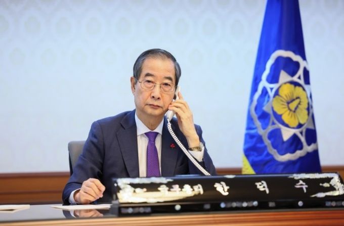 한덕수 대통령 권한대행(국무총리)이 15일 조 바이든 미국 대통령과 전화 통화를 하고 있다. 국무총리실 제공