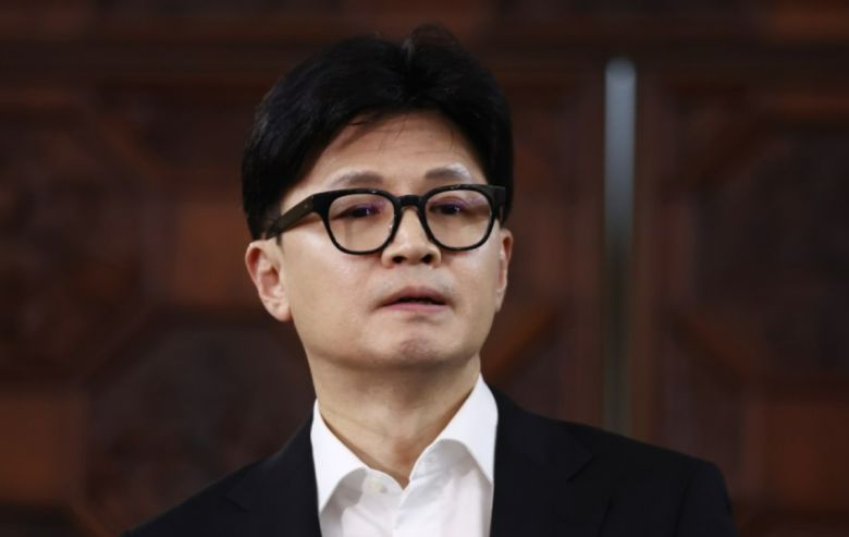 윤석열 대통령 탄핵소추안이 국회 본회의를 통과한 14일 한동훈 국민의힘 대표가 서울 여의도 국회에서 열린 의원총회 도중 나와 입장을 밝히고 있다. 뉴스1