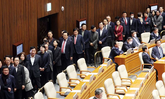 국민의힘 의원들이 14일 국회 본회의에서 윤석열 대통령 탄핵소추안에 대한 투표를 하기 위해 줄을 서 있다. 연합뉴스