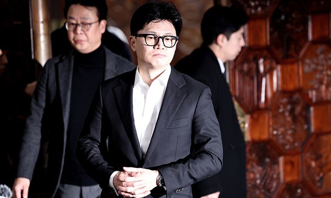 韓의 선택은… 한동훈 국민의힘 대표(가운데)가 지난 14일 오후 서울 여의도 국회 본회의장 앞에서 윤석열 대통령 탄핵소추안 가결 관련 입장을 밝히기 전 생각에 잠겨 있다. 뉴스1