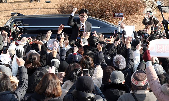 국민의힘 한동훈 대표가 16일 서울 여의도 국회에서 당대표 사퇴 관련 기자회견을 마치고 지지자들과 인사하고 있다. 연합뉴스