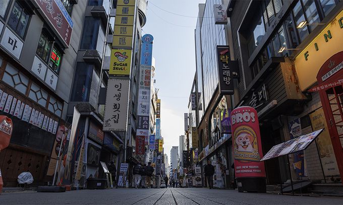 16일 서울 종로의 음식점 밀집 거리가 한산한 모습이다. 연합뉴스
