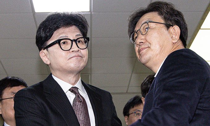 국민의힘 한동훈 대표(왼쪽)가 16일 국회에서 당대표직 사퇴 기자회견에 앞서 권성동 원내대표와 악수하고 있다. 뉴스1