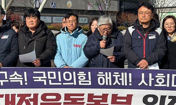 남재영 대전비상시국회의 상임대표가 16일 오후 대전 서구 은하수네거리에서 열린 기자회견에서 윤석열의 즉각 파면과 처벌을 촉구하는 연대발언을 하고 있다. 강은선 기자