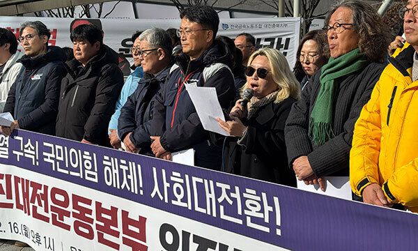 박이경수 대전여성단체연합 상임대표가 16일 오후 대전 서구 은하수네거리에서 열린 기자회견에서 윤석열의 즉각 파면과 처벌을 촉구하는 연대발언을 하고 있다. 강은선 기자
