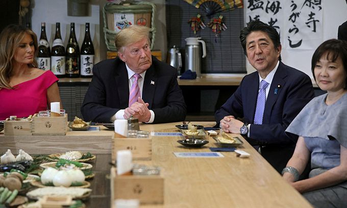 지난 2019년 5월 26일 도널드 트럼프 당시 미국 대통령 부부와 아베 일본 총리 부부가 일본 도쿄의 한 식당에서 저녁 식사를 하고 있다. 로이터연합뉴스