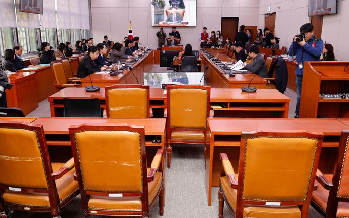 지난 11일 오전 서울 여의도 국회 외교통일위원회 전체회의에서 야당 의원들이 의사진행 발언을 하고 있다. 야당은 이날 비상계엄 관련 외통위 개의를 요구했으나 간사 합의 불발로 여당과 정부 측이 불참했다. 뉴스1
