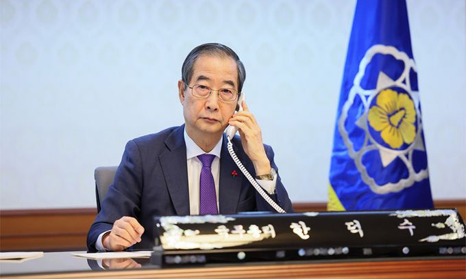 한덕수 대통령 권한대행 겸 국무총리가 15일 오전 서울 종로구 정부서울청사에서 조 바이든 미국 대통령과 통화하고 있다. 총리실 제공