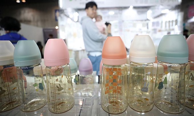 경기 고양시 킨텍스에서 열린 '맘앤베이비엑스포'에 젖병이 진열돼 있다. 뉴스1
