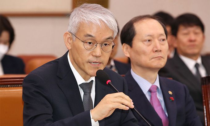 천대엽 법원행정처장이 지난 17일 서울 여의도 국회에서 열린 법제사법위원회 전체회의에 출석해 의원 질의에 답하고 있다. 뉴스1