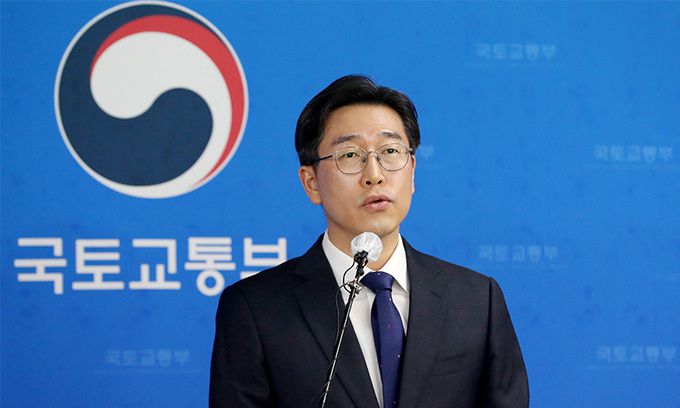 정우진 국토교통부 도시정책관이 19일 세종시 정부세종청사에서 1기 신도시 이주지원 계획을 발표하고 있다. 뉴스1