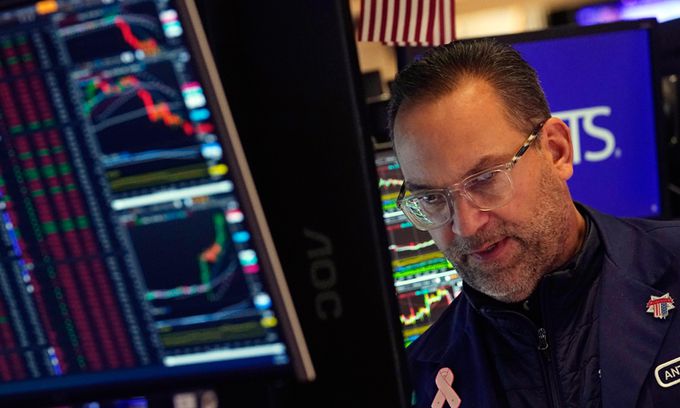 다우지수는 10거래일 연속 내림세를 이어가며 50년 만에 최장 약세 흐름을 이어갔다. AP연합뉴스