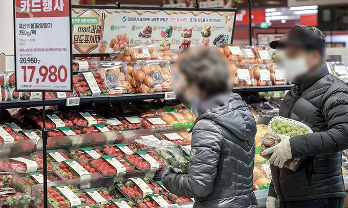 지난 19일 서울의 한 대형마트에서 시민들이 장을 보고 있다. 뉴시스