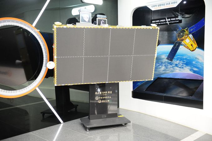 한화시스템이 개발하는 초소형 SAR 위성 모형. 한화시스템 제공