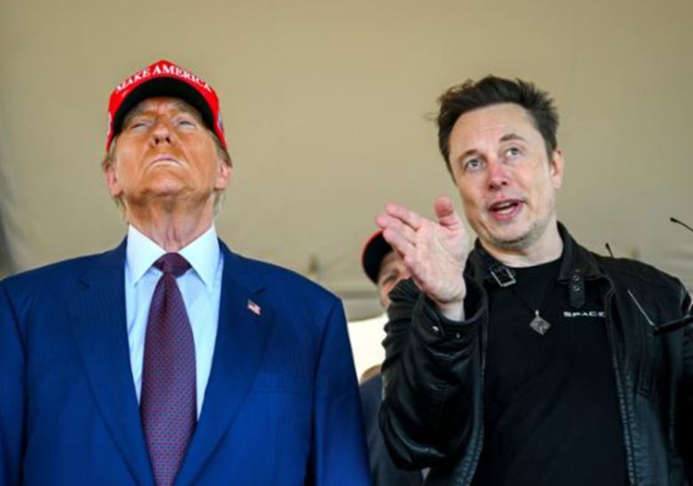 도널드 트럼프(왼쪽) 미국 대통령 당선자가 일론 머스크 테슬라 최고경영자(CEO)와 함께 지난달 텍사스주 보카치아의 스페이스X 기지에서 우주선 시험비행을 보고 있다. 연합뉴스