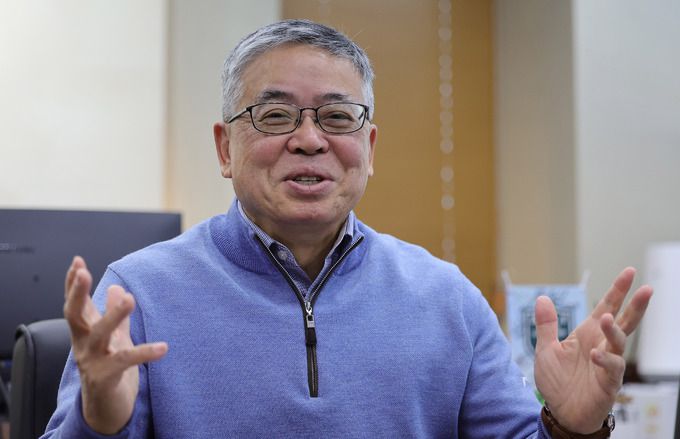 김원섭 KPGA 회장이 9일 경기 성남시 분당구 KPGA 타워에서 인터뷰를 마친 뒤 기념촬영을 하고 있다. 김 회장은 “과거 한국 선수들이 일본 무대에 도전했지만, 이제 반대로 KPGA 무대를 위해 일본 선수들이 뛰어들기 시작했다”며 “그동안 소원했던 일본과 교류를 확대해 나가겠다”고 말했다. 성남=이재문 기자