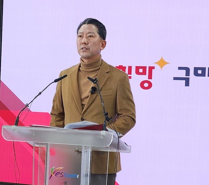 김장호 경북 구미시장이 지난 23일 오전 시청 대회의실에서 가수 이승환의 데뷔 35주년 기념 콘서트 취소 관련 발언을 하고 있다. 뉴시스